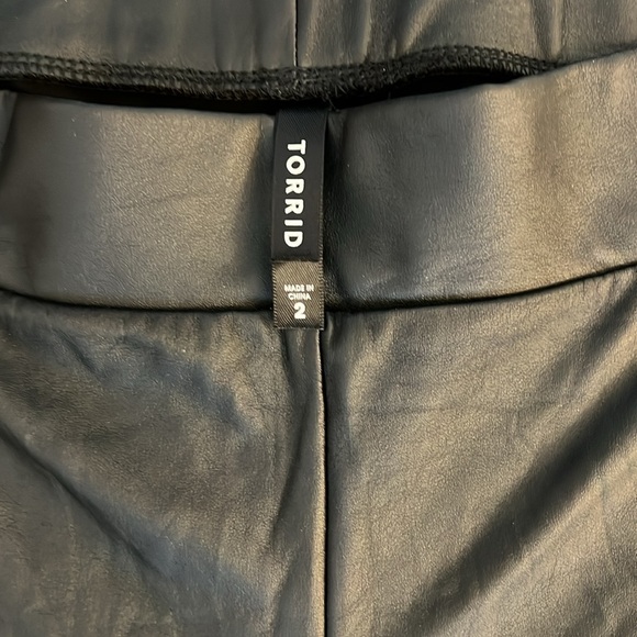 Torrid Full Length, Signature Waist, Faux Leather, Spandex Legging, Sz. 2. - Picture 6 of 11